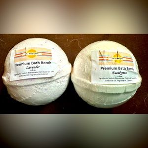 2 4.3 oz bathbombs. Eucalyptus and lavender